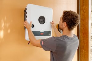 Fronius GEN24 Plus SC Hybrid-Wechselrichter bei der Installation